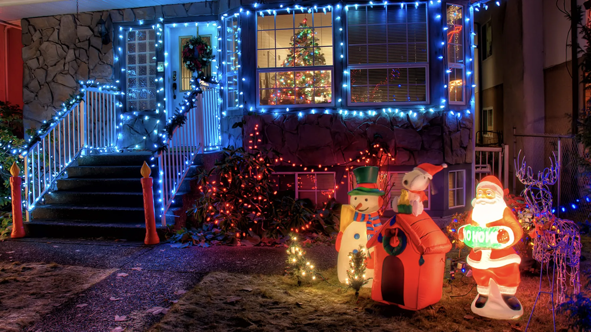 A house decorated with Christmas lights