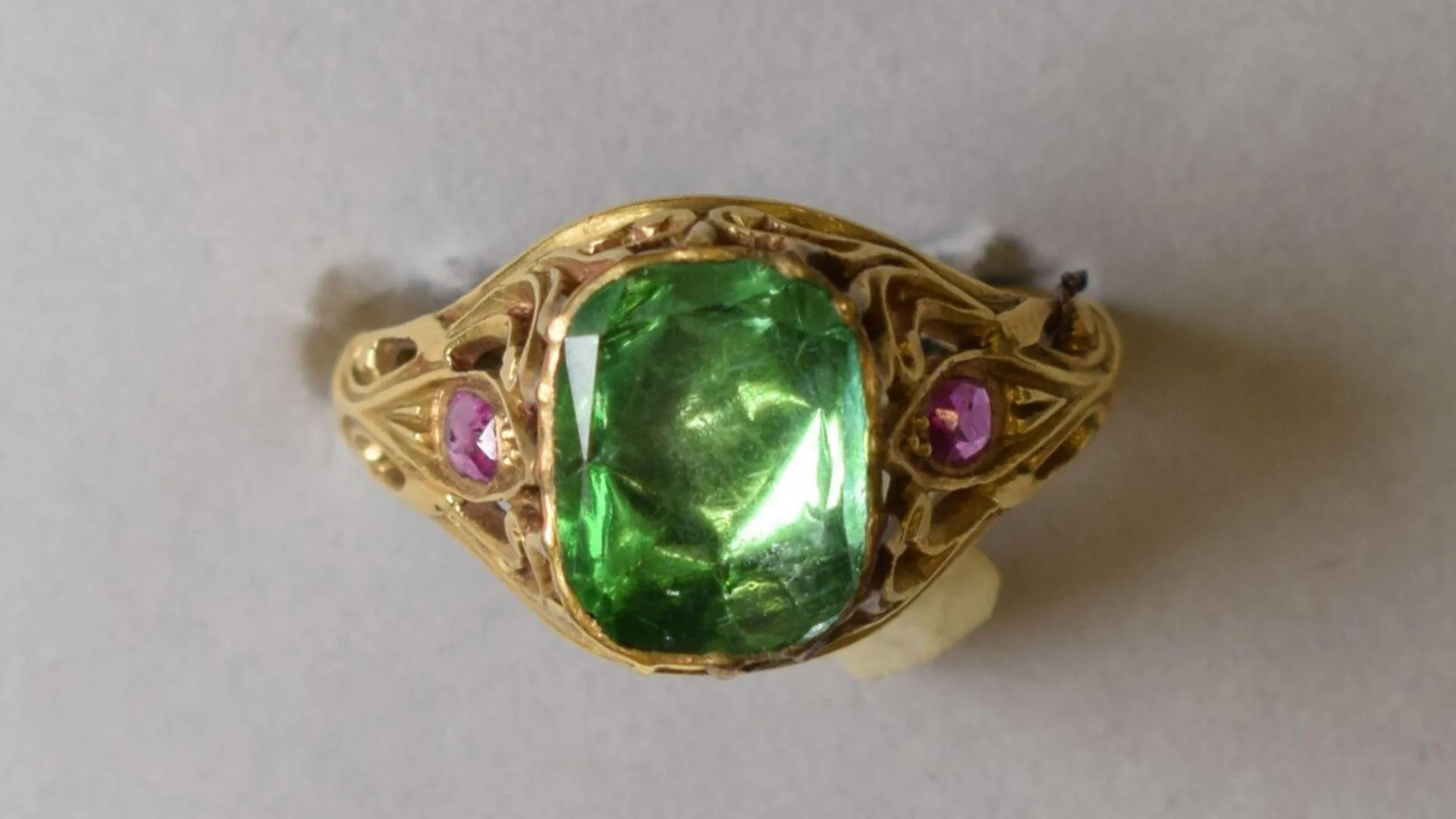 Gold ring set with an emerald and two small rubies, Teheran (Persia), 1800-1880.