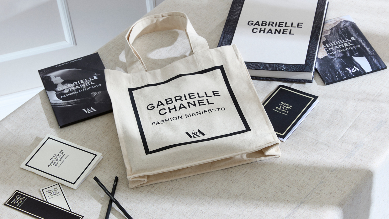 CHANEL mini white gift paper bag  Chanel mini, White gifts, Paper gifts